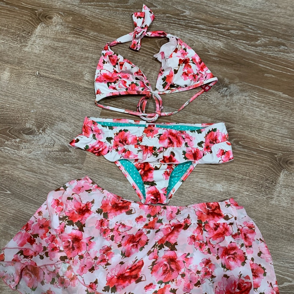 //2 for $15// Guess swim set